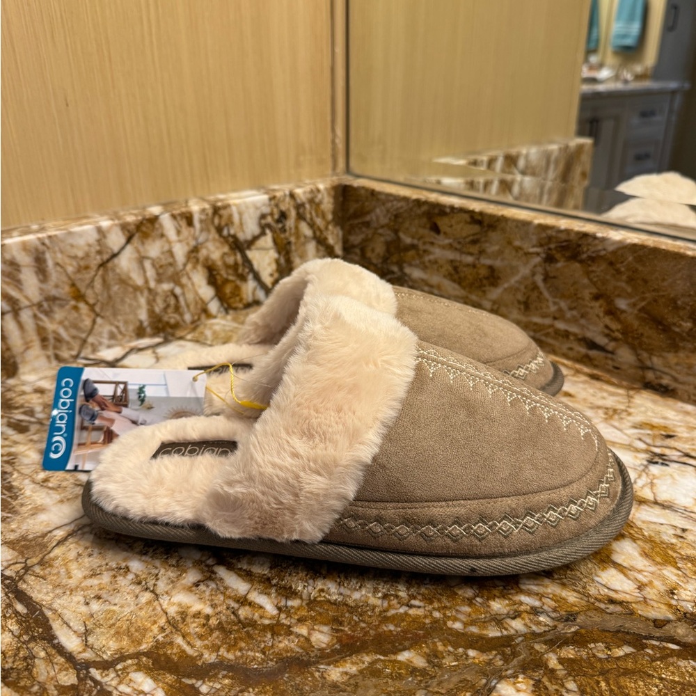 Cobian NEW w/tags slip on houseshoes, with solid bottom, Size 9